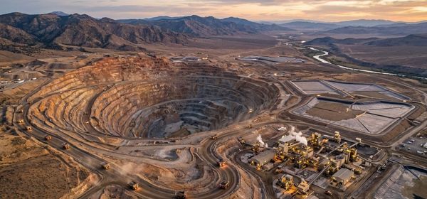 Gold unter 4.000 USD: Chancen bei Newmont, Phenom Resources und Agnico Eagle!