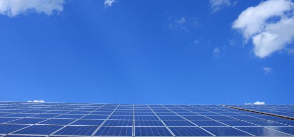 RE Royalties, TUI und Chevron im Check: Drei aussichtsreiche Aktien, drei Wetten auf die Zukunft