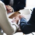 Die Form der Finanzierung, bei der die Au&szlig;enst&auml;nde des Unternehmens verkauft werden.