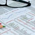 Initial Public Offering (IPO) wird in der Praxis u.a. als Synonym für Aktienerstemission, Börseneinführung, Börsengang, Going Public, Neuemission oder auch Publikumsöffnung verwendet.